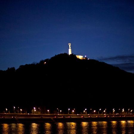 Pelicanstay At Riverside Danube Budapest Ngoại thất bức ảnh